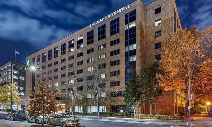 West End Complejo | Elegant Georgetown Retreat | Hilton 1BR Suite | Walk to Shops & Dining | The Dis