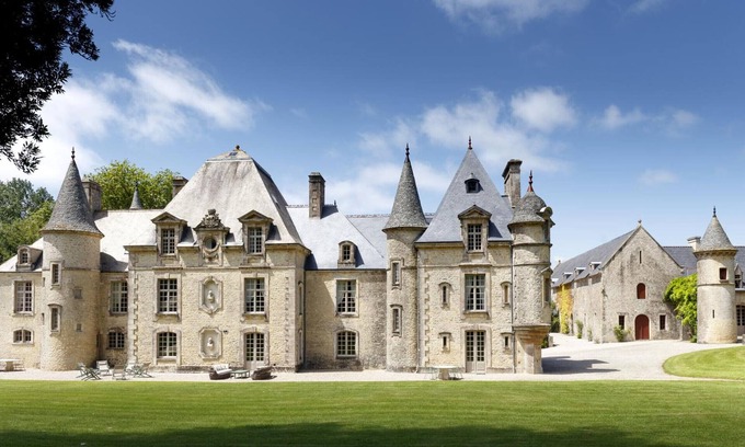 Yvetot-Bocage Cabaña | Elegante castillo histórico con piscina, tenis y Wi-Fi en Yvetot-Bocage