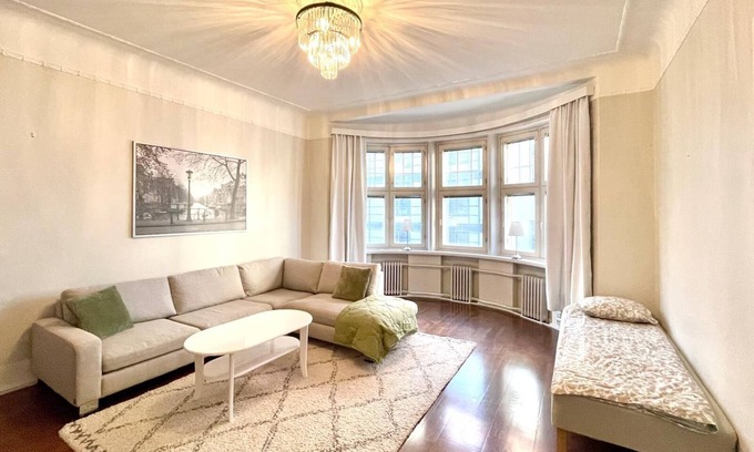 Kluuvi Apartamento | Elegant Jugend city retreat 79m2