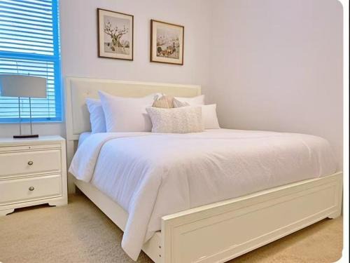 Loughman Casa | Elegant King or Queen Suite Rooms -Private Bath-5 Star Resort-Pool-SPA-Club-Disney-Water Park-WiFi-Smart TV