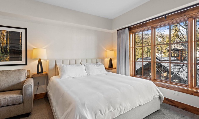 Tamarack Apartamento | Elegant King Studio | Pet friendly