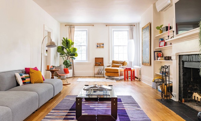 Kingston Casa | Elegant Kingston Townhouse - Walk to Hot Spots!