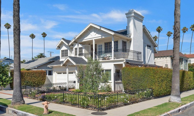 Belmont Heights Casa | Elegant Long Beach retreat with private patio & grill - near beach & bike path