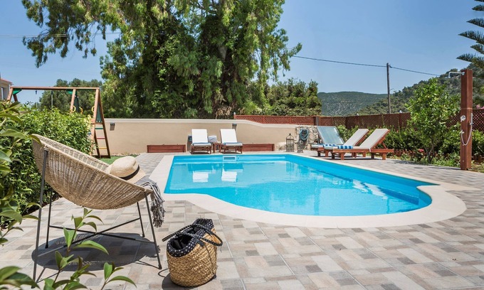 Mazarakata Casa | Elegante apartamento de lujo con jardín, piscina, barbacoa y parque infantil.