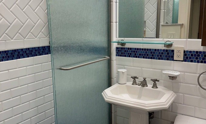 Beacon Hill Condominio | Elegant Mid-Century Modern Condo — Fully Furnished Luxury in the Heart of Boston