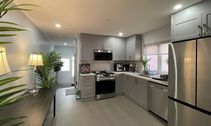 Halton Regional Municipality Casa | Elegant Modern Decor Whole Townhouse In Milton