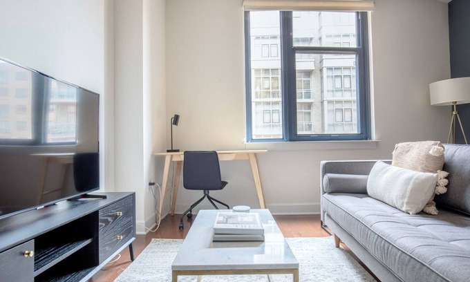 Mount Vernon Triangle Apartamento | Elegant Mount Vernon 1BR w/ Gym + 2 Pools near Chinatown, by Blueground