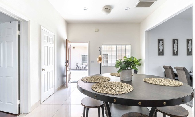 South San Gabriel Casa | Elegant Retreat Modern Comforts Prime Location