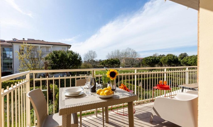 Calambrone Apartamento | Elegant Seaside Apartment with Pool and Parking