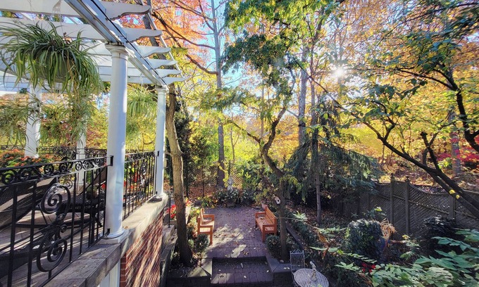 East Credit Casa | Cottage Alike in City Center w/Movie Theater-Near Toronto Airport
