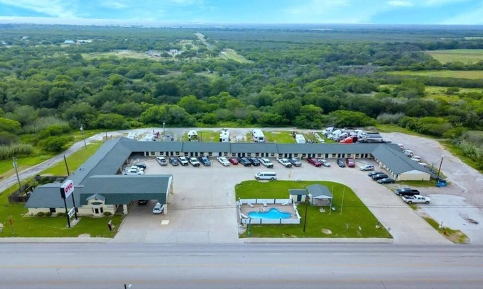 Oakville Hotel | Elegant Unit Near Agave Jalisco – Parking, Pool & Pet Friendly Accommodations