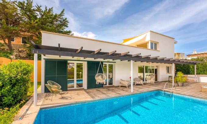 Cala Llonga Villa | Elegante chalet en Cala Llonga con vistas al puerto de Mahón, Menorca