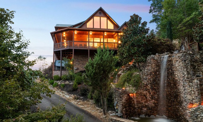 Mineral Bluff Cabina | Elegant Waterfall Lodge with Stunning Views, Hot Tub, Fire Pit & Game Room
