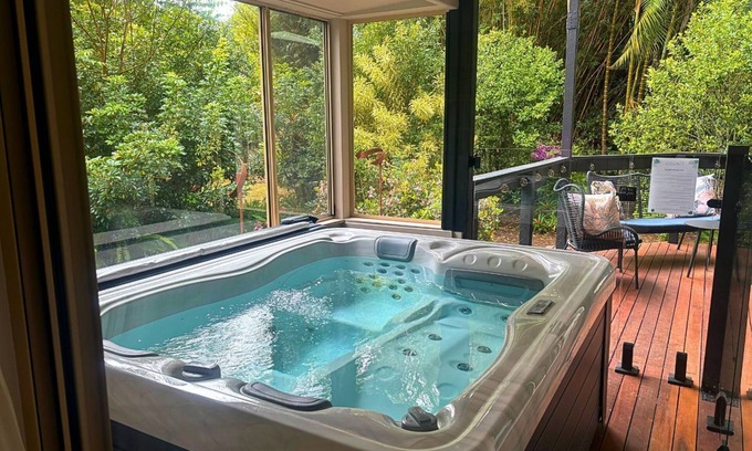 Montville Casa | Elevata Villa - Magnesium Spa Jacuzzi - Wood Fire - Claw Bath - Pet Friendly