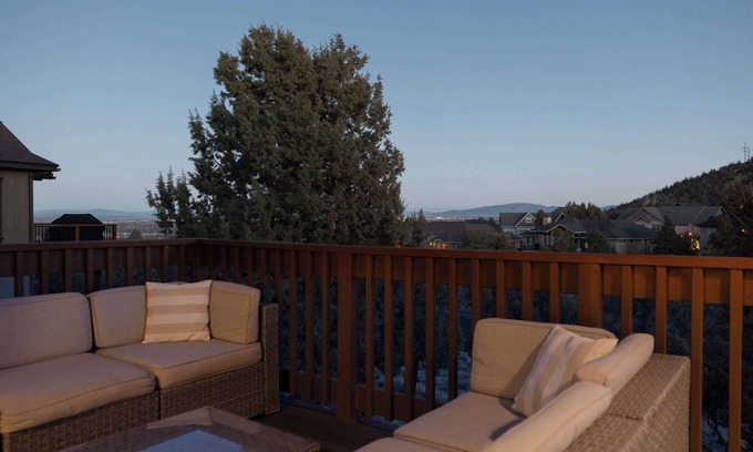 Redmond Casa | Elevated Escape | Hot-Tub - Modern 5BDR Retreat