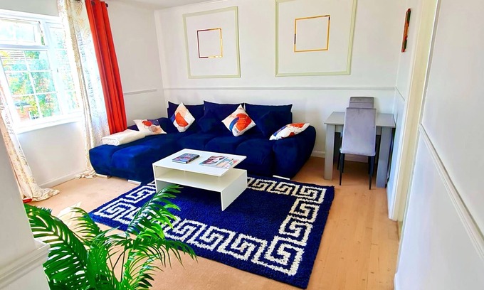 The Wrythe Apartamento | Elisha's City Apartment Home to relax for families, couple or friends or alone,