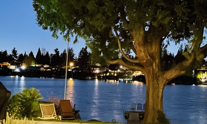 SeaTac Apartamento | Elite Homes Water front Suit