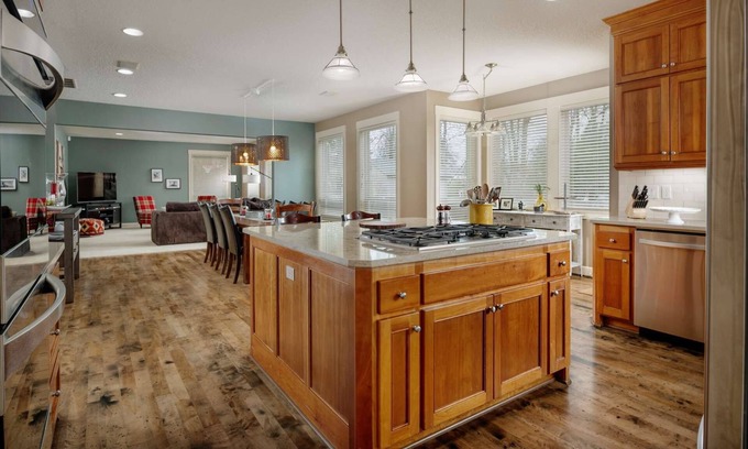 Beaverton Casa | Elite Luxury Near Portland: plano de planta abierto, jacuzzi, ping pong, sala de juegos, a 20 minutos del centro