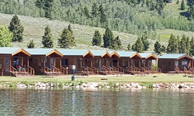West Yellowstone Cabina | Elk Haven Camping (Cabin 10)