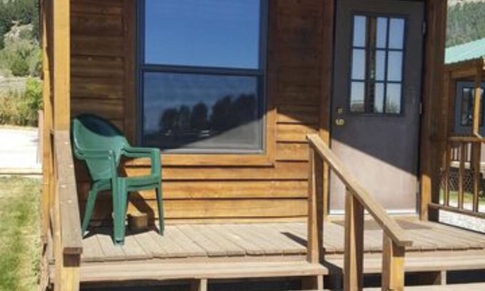 West Yellowstone Cabina | Elk Haven Camping (Cabin 12)