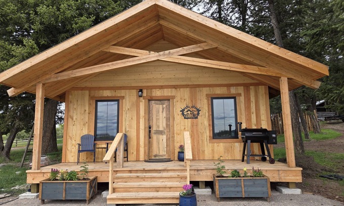Columbia Falls Cabina | Elkhorn Cabin at Columbia Mountain Ranch near Glacier National Park