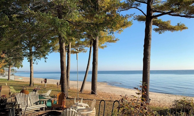 Tawas City Cabina | Ella’s Escape Located on Lake Huron and it is Pet Friendly!