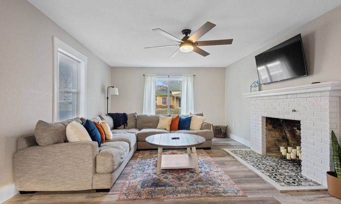 Siloam Springs Casa | Elle House 4 Bedroom House in Historic Downtown Siloam Springs