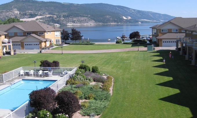 Central Okanagan Condominio | Emerald Beach Villas, condominio frente al mar de Wood Lake