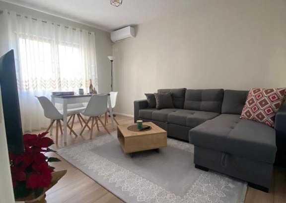 Elbasan Apartamento | Emmas Place- Apartamenti modern por miqesor ne qender te Elbasanit
