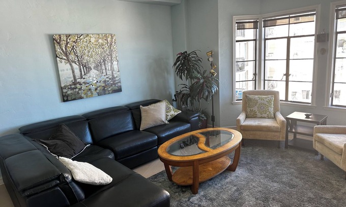 Alamitos Beach Condominio | Enchanting 1-bedroom condo in Long Beach. Beach Views and easy walking.