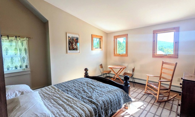 Weston Cabaña | Enchanting 4-bedroom cottage with a view in Weston