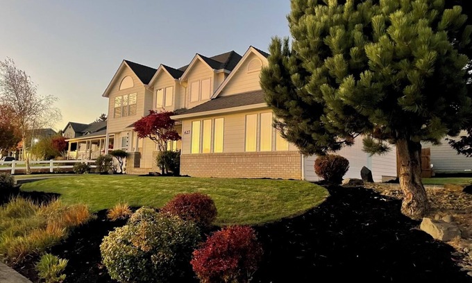 La Center Casa | Enchanting 4-bedroom furnished house in La Center