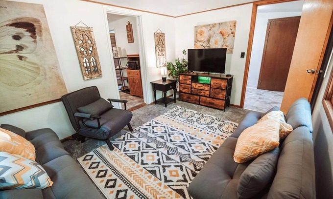 Arkdale Cabina | Enchanting bee inspired 2-bedroom cabin in Arkdale