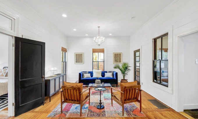 Galindo Casa | Enchanting Bungalow with Private Detached Studio, Close to South Congress!