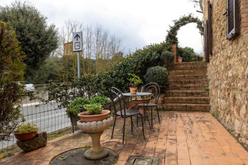 Abbadia a Isola Apartamento | Enchanting Flat with Patio in Abbadia a Isola