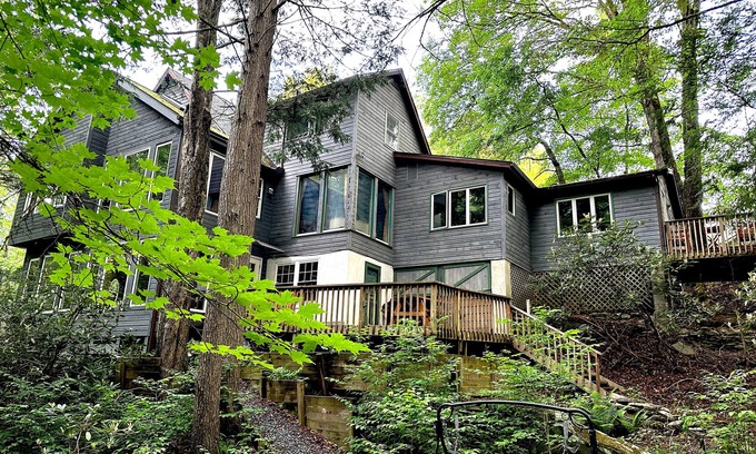 Canadensis Casa | Enchanting Forest Estate