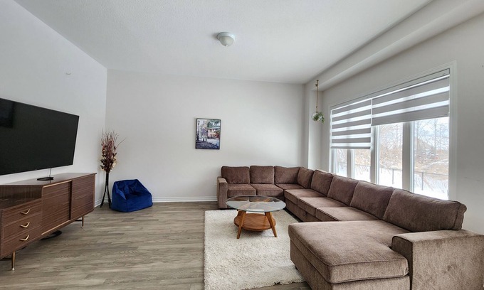 Collingwood Casa | Enchanting Retreat minutes to downtown Collingwood and Blue Mountain Resort