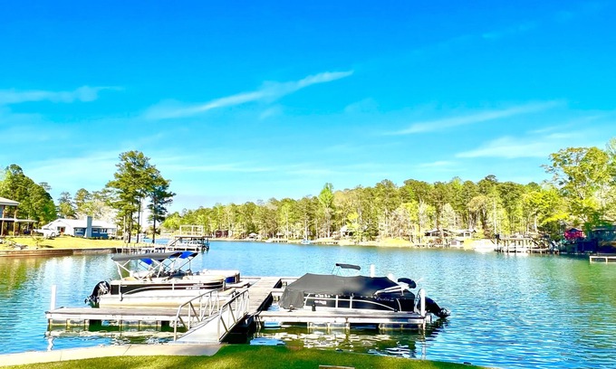 Tallassee Casa | END OF THE LINE - Lake Martin views- Sleeps 12