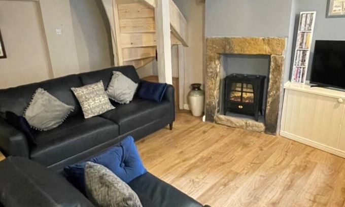 Robin Hood's Bay Cabaña | Endways Cottage 18th Century Cottage. Sleeps 6 in 3 bedrooms with 2 bathrooms.