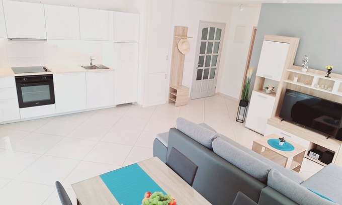 Kastel Stafilic Apartamento | Apartamento Enelani 2 cerca de la playa gimnasio al aire libre/ping pong