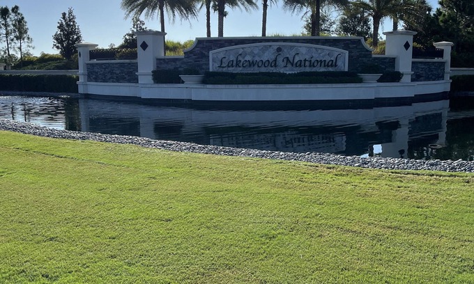 Lakewood Ranch Condominio | Enjoy a gated golf community with 2 Arnold Palmer designed 18 hole golf courses.
