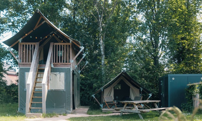 Nieuw Heeten Casa | Enjoy a luxury glamping experience in the Safaricottage XS for 4 people with private sanitation at Vakantiepark de Sallandshoeve, perfect for nature lovers and those seeking peace.
