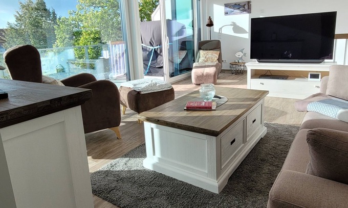 Lauterbach Apartamento | Ático nuevo con terraza y segundo balcón.