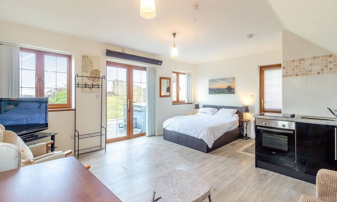 Cwm Frwd Oer Cabaña | 1 bedroom accommodation in Pontypool