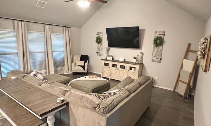 Broken Arrow Casa | Enjoy a relaxing stay with plenty of room for the whole family