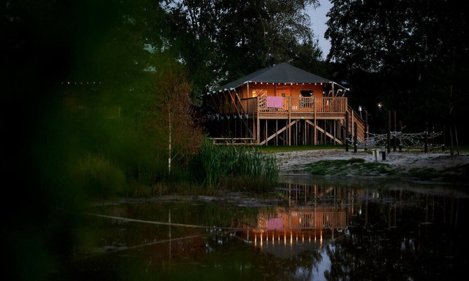Nieuw Heeten Casa | Enjoy a unique glamping experience in the Safaricottage XL for 6 people at Vakantiepark de Sallandshoeve, in the heart of nature at the Sallandse Heuvelrug.