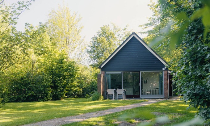 Nieuw Heeten Casa | Enjoy comfort and nature in the IJssel Comfort Plus bungalow for 4 persons at Vakantiepark de Sallandshoeve, with modern amenities and a peaceful setting.