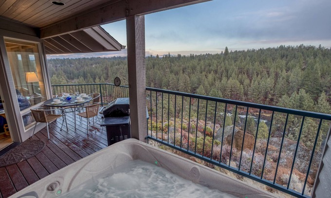Century West Condominio | Condominio privado con vista al río de dos dormitorios en Bend con chimenea a gas y acceso al gimnasio.