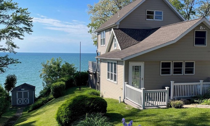 North East Casa | Enjoy fall on the lake - colorful leaves, the grape harvest. Or, Winter snuggle.