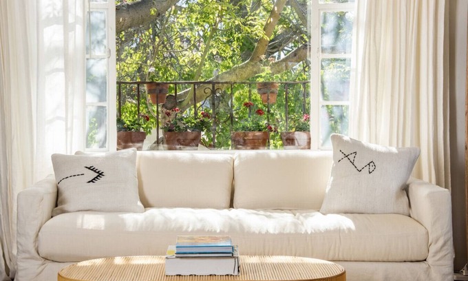 West Beach Apartamento | Enjoy indoor-outdoor living, a full kitchen and walk to beach and state st.